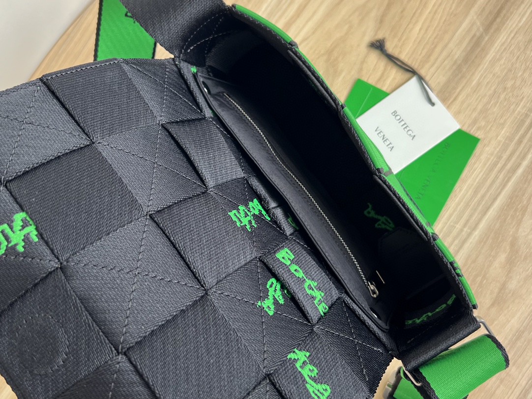 bo*te*ga Ve*ne*ta webbing bag