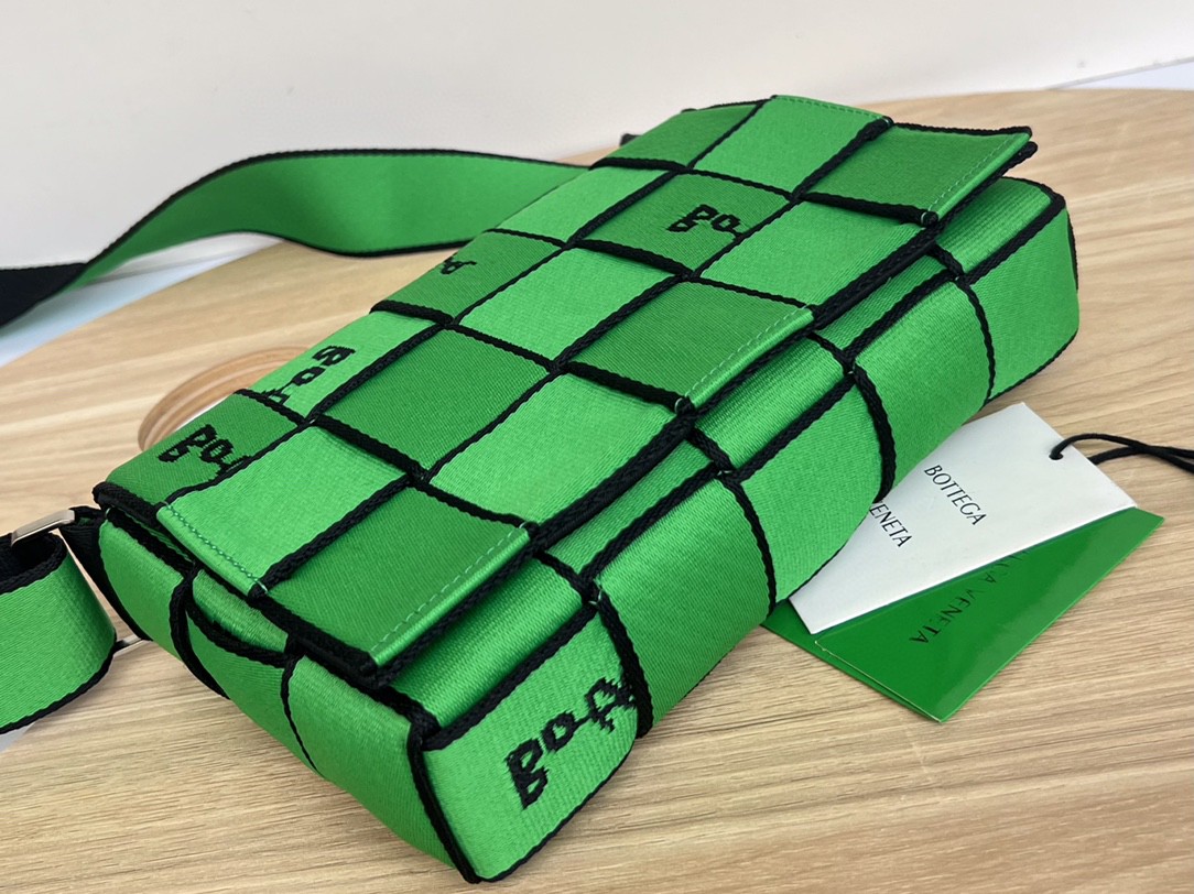 bo*te*ga Ve*ne*ta webbing bag