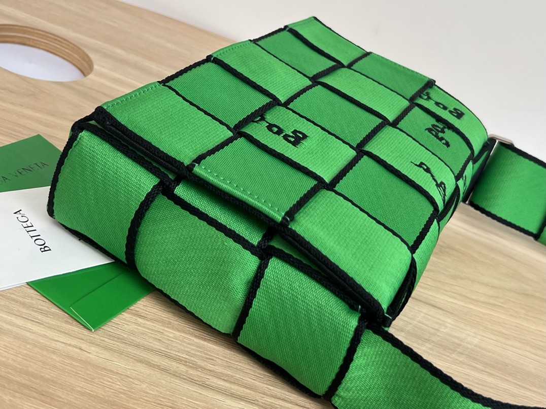 bo*te*ga Ve*ne*ta webbing bag