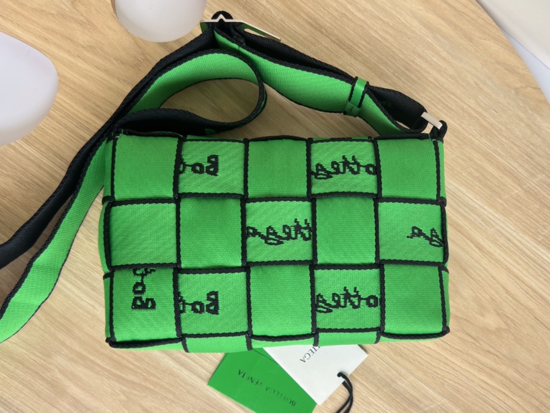 bo*te*ga Ve*ne*ta webbing bag