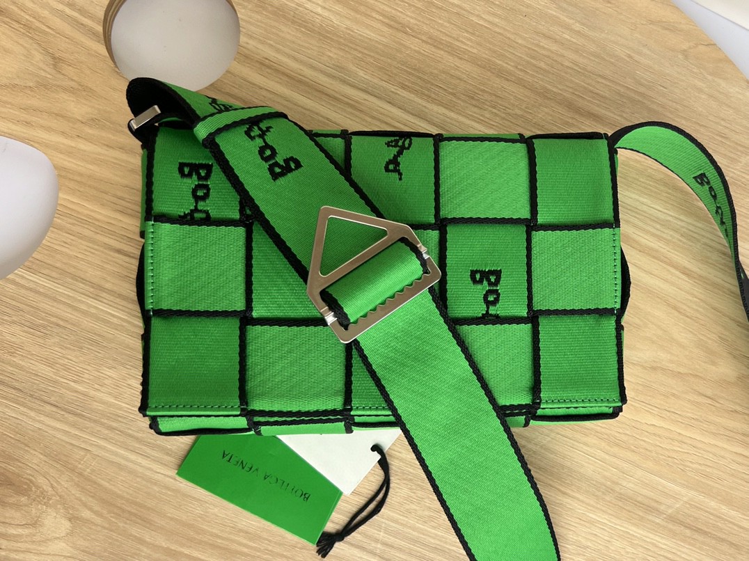 bo*te*ga Ve*ne*ta webbing bag