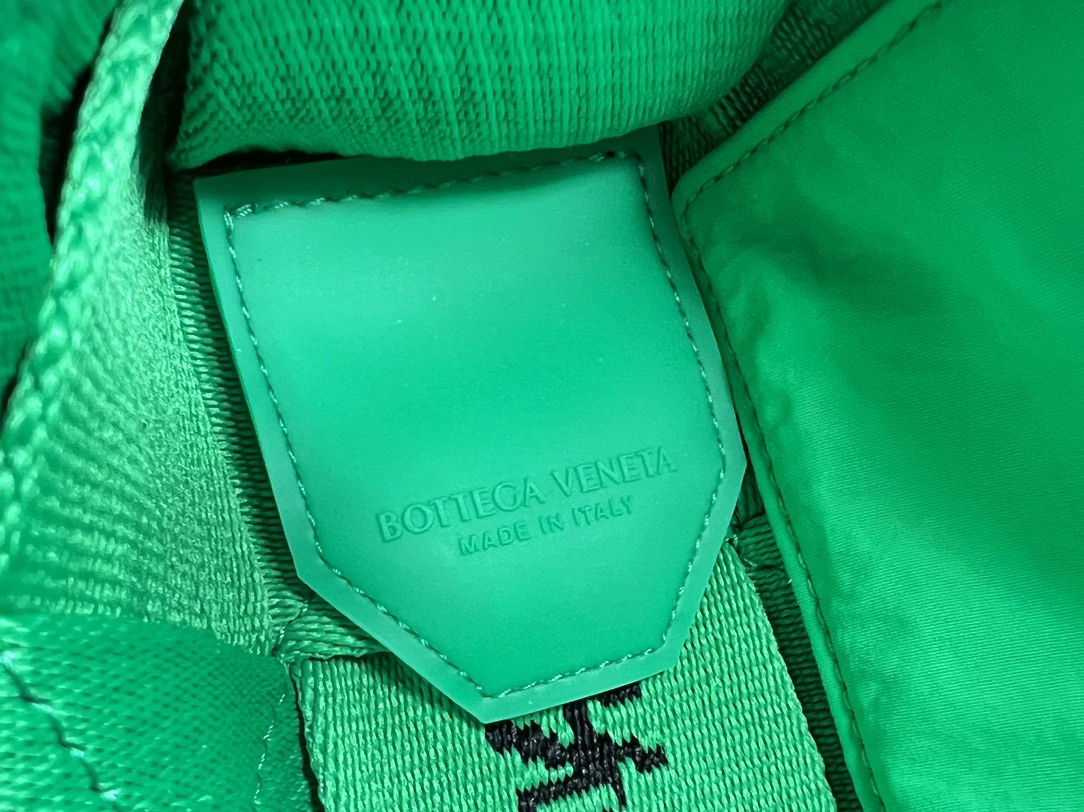 bo*te*ga Ve*ne*ta webbing bag