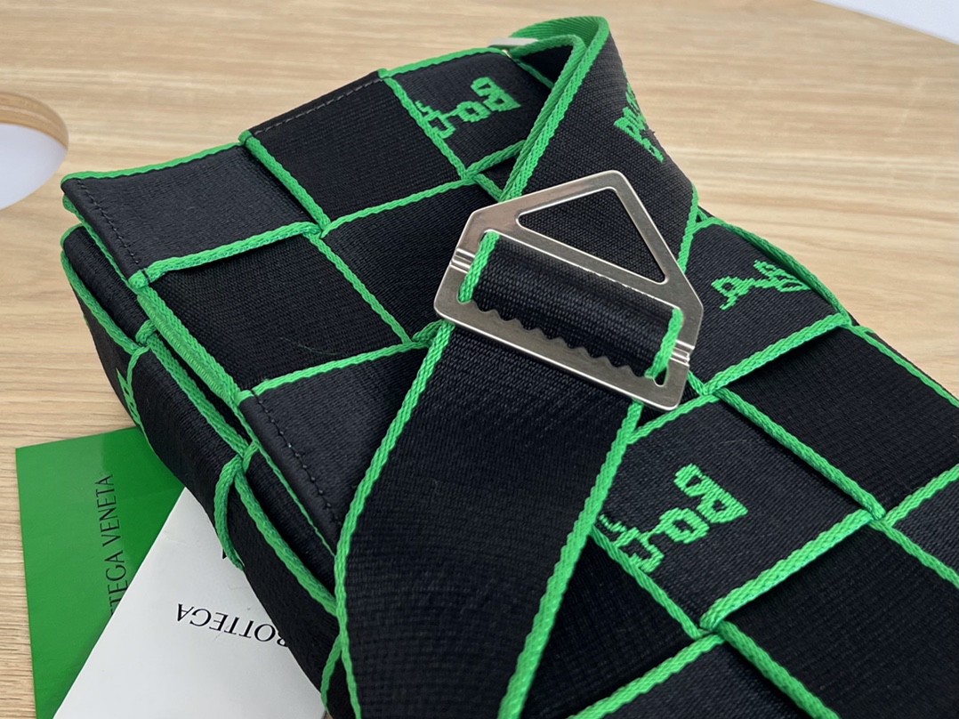 bo*te*ga Ve*ne*ta webbing bag