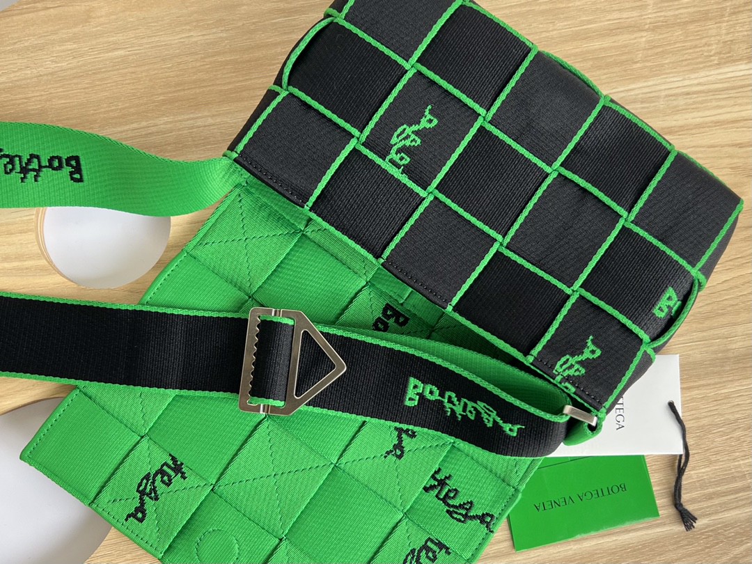 bo*te*ga Ve*ne*ta webbing bag