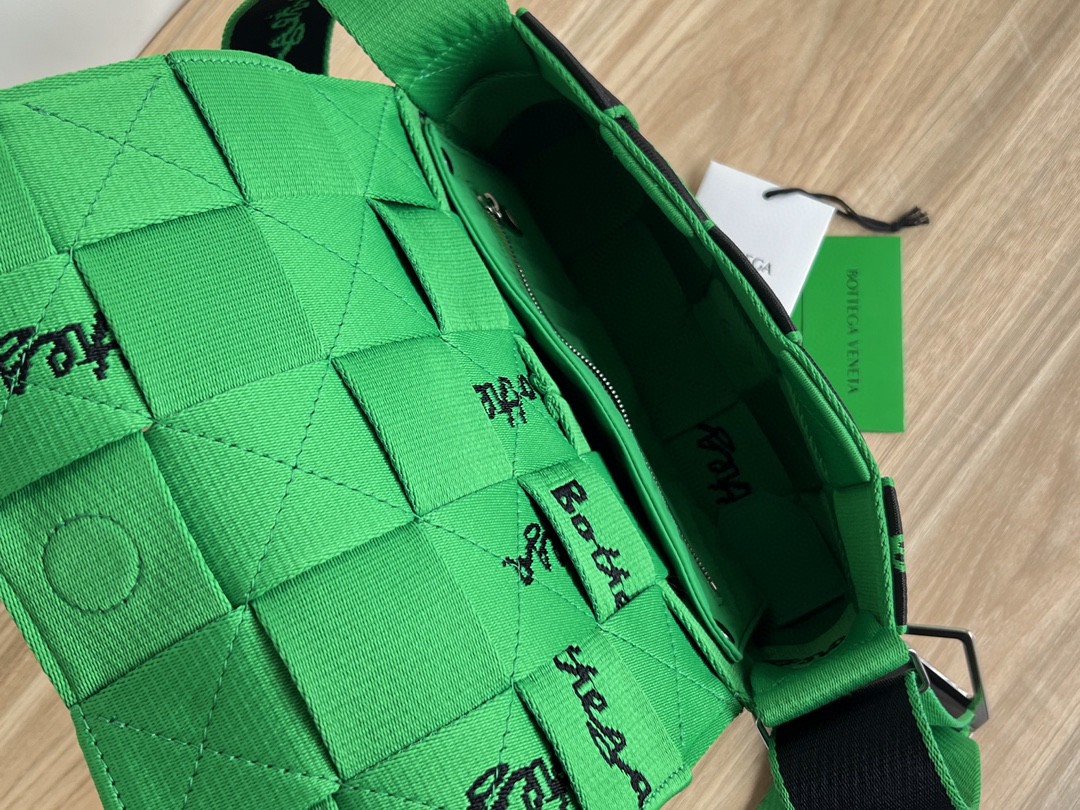 bo*te*ga Ve*ne*ta webbing bag