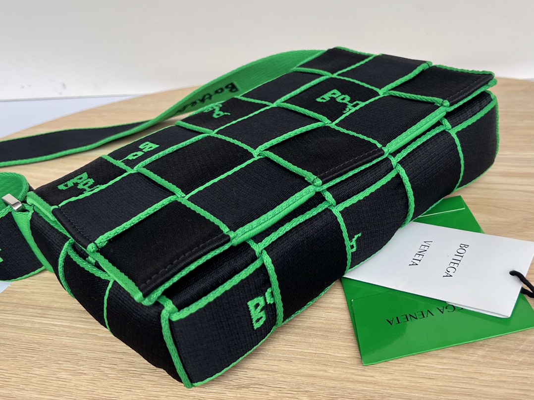 bo*te*ga Ve*ne*ta webbing bag