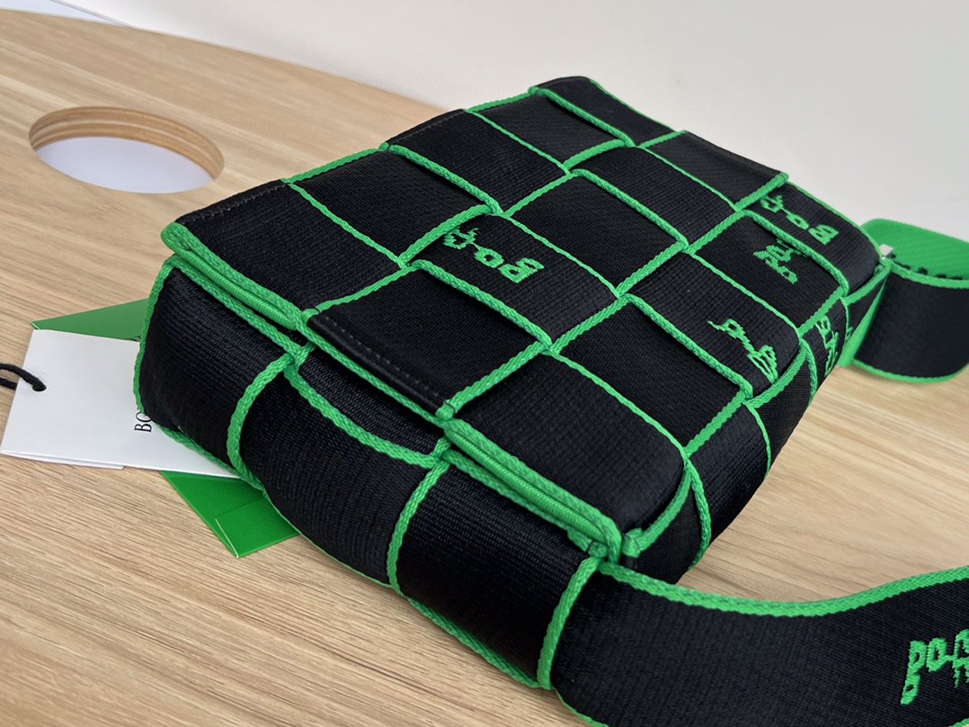 bo*te*ga Ve*ne*ta webbing bag