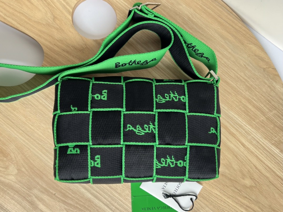 bo*te*ga Ve*ne*ta webbing bag