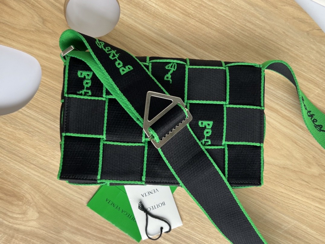 bo*te*ga Ve*ne*ta webbing bag