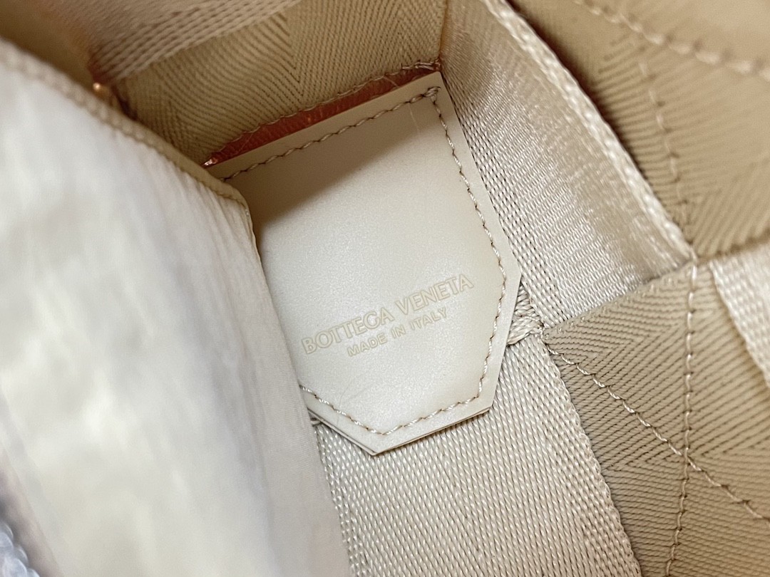 bo*te*ga Ve*ne*ta webbing bag