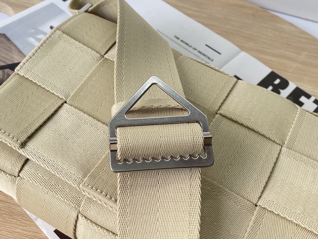 bo*te*ga Ve*ne*ta webbing bag