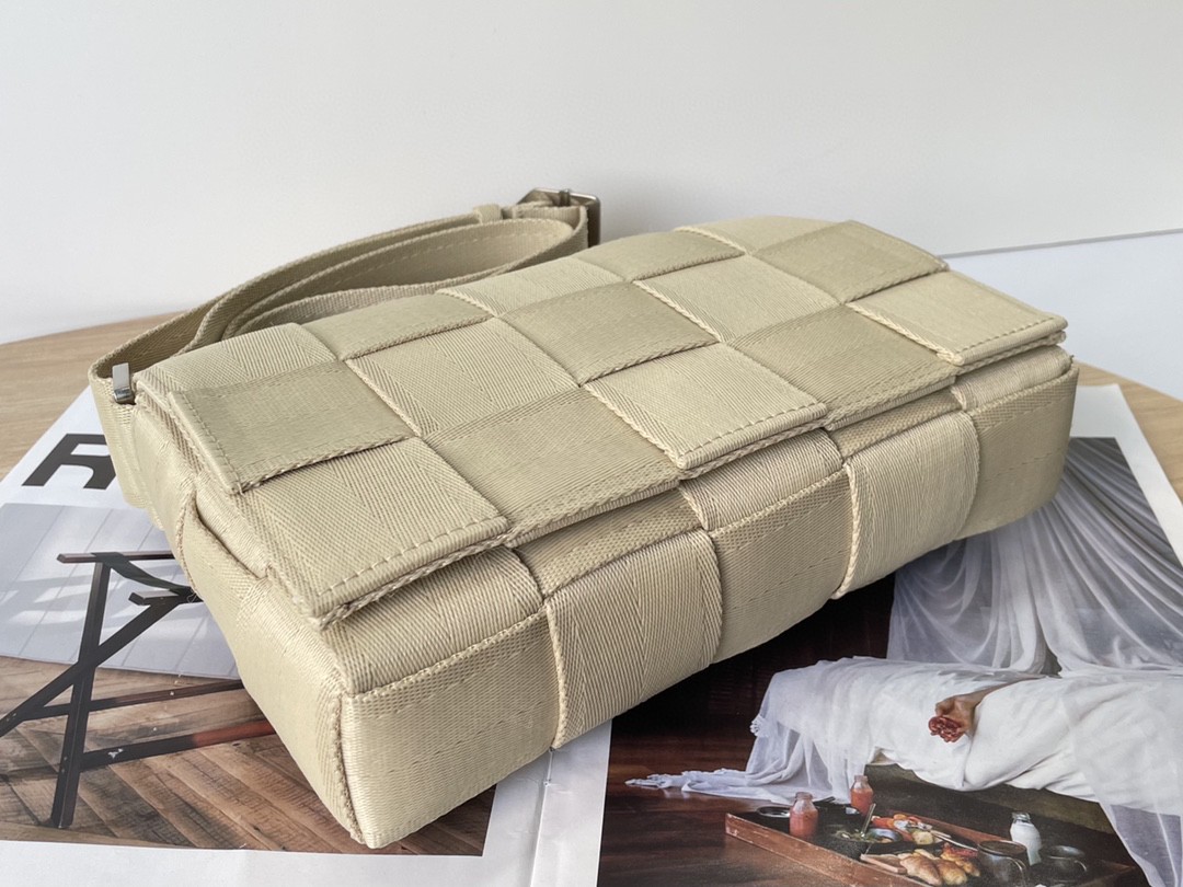 bo*te*ga Ve*ne*ta webbing bag