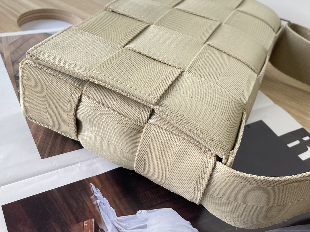 bo*te*ga Ve*ne*ta webbing bag