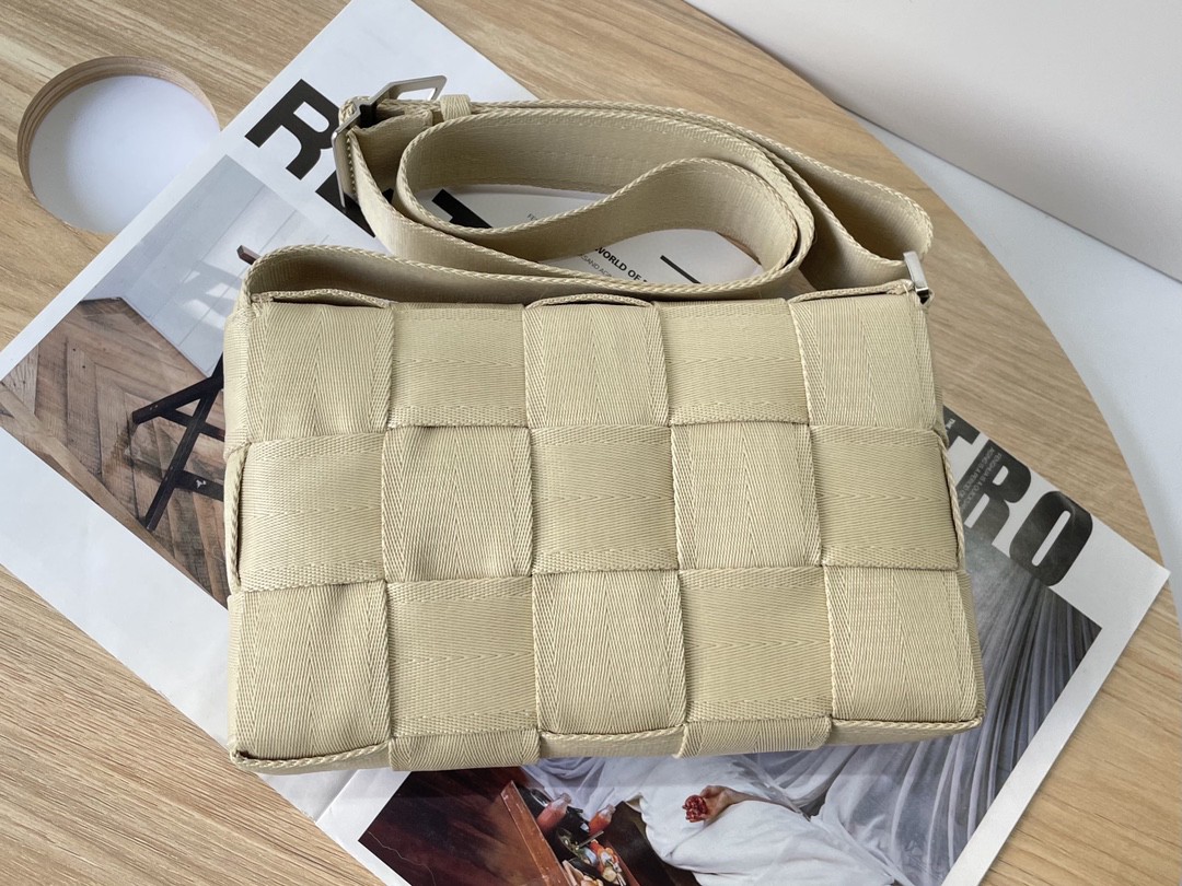 bo*te*ga Ve*ne*ta webbing bag