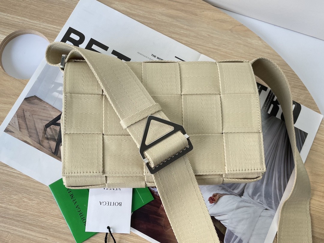 bo*te*ga Ve*ne*ta webbing bag