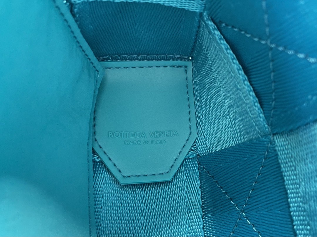 bo*te*ga Ve*ne*ta webbing bag