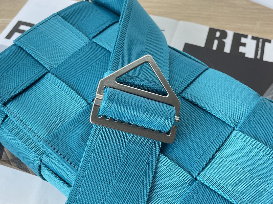 bo*te*ga Ve*ne*ta webbing bag