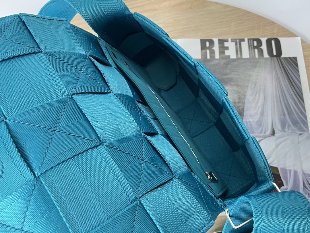 bo*te*ga Ve*ne*ta webbing bag