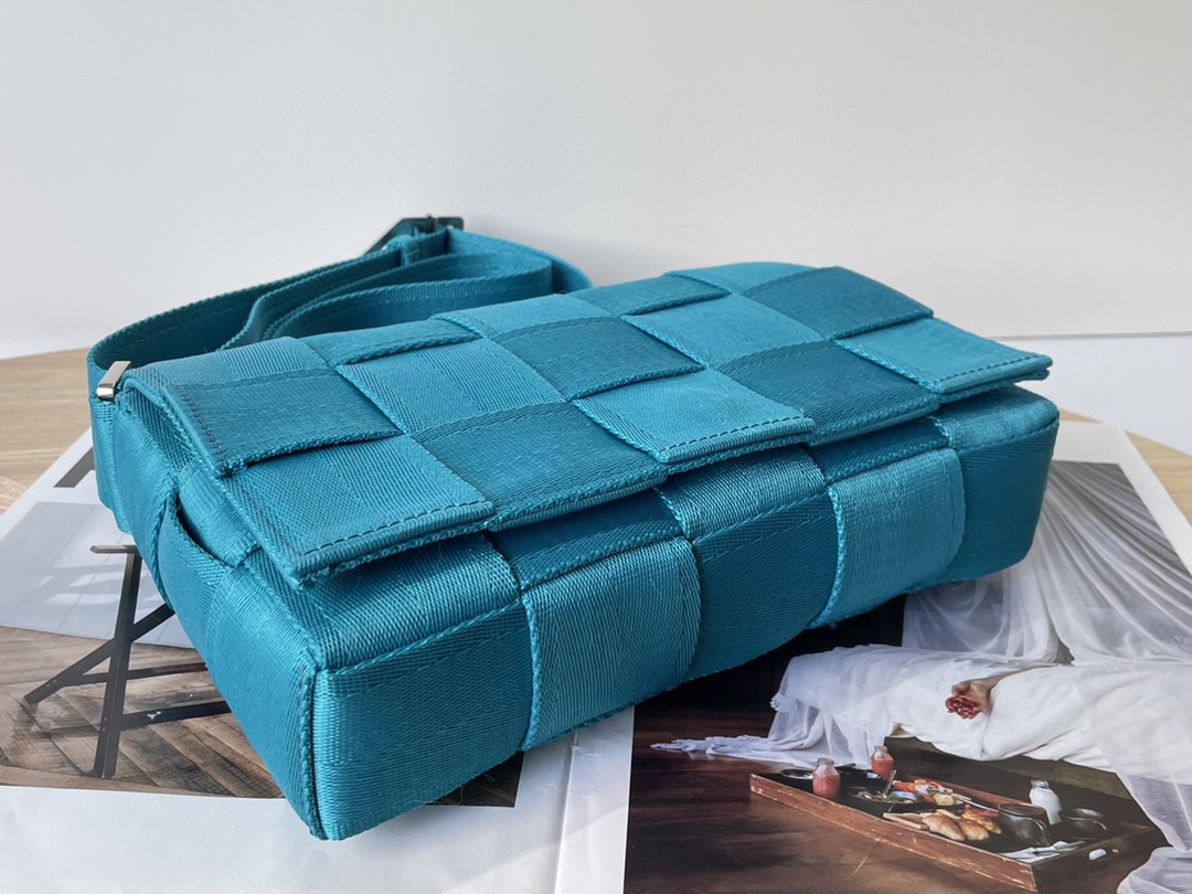 bo*te*ga Ve*ne*ta webbing bag