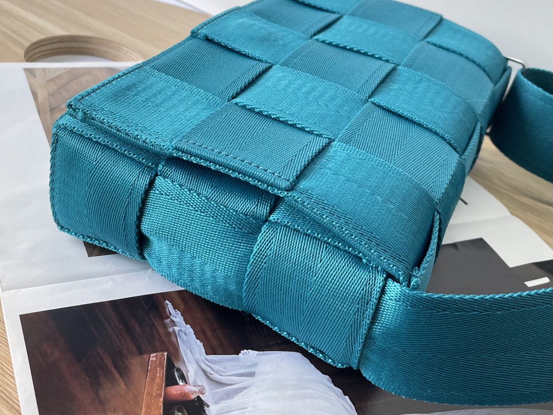 bo*te*ga Ve*ne*ta webbing bag