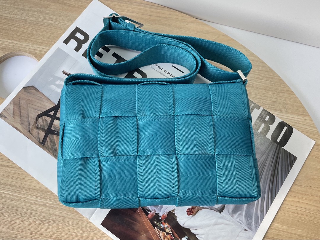 bo*te*ga Ve*ne*ta webbing bag