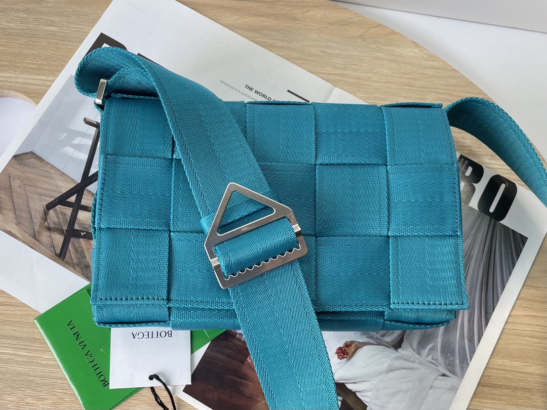 bo*te*ga Ve*ne*ta webbing bag