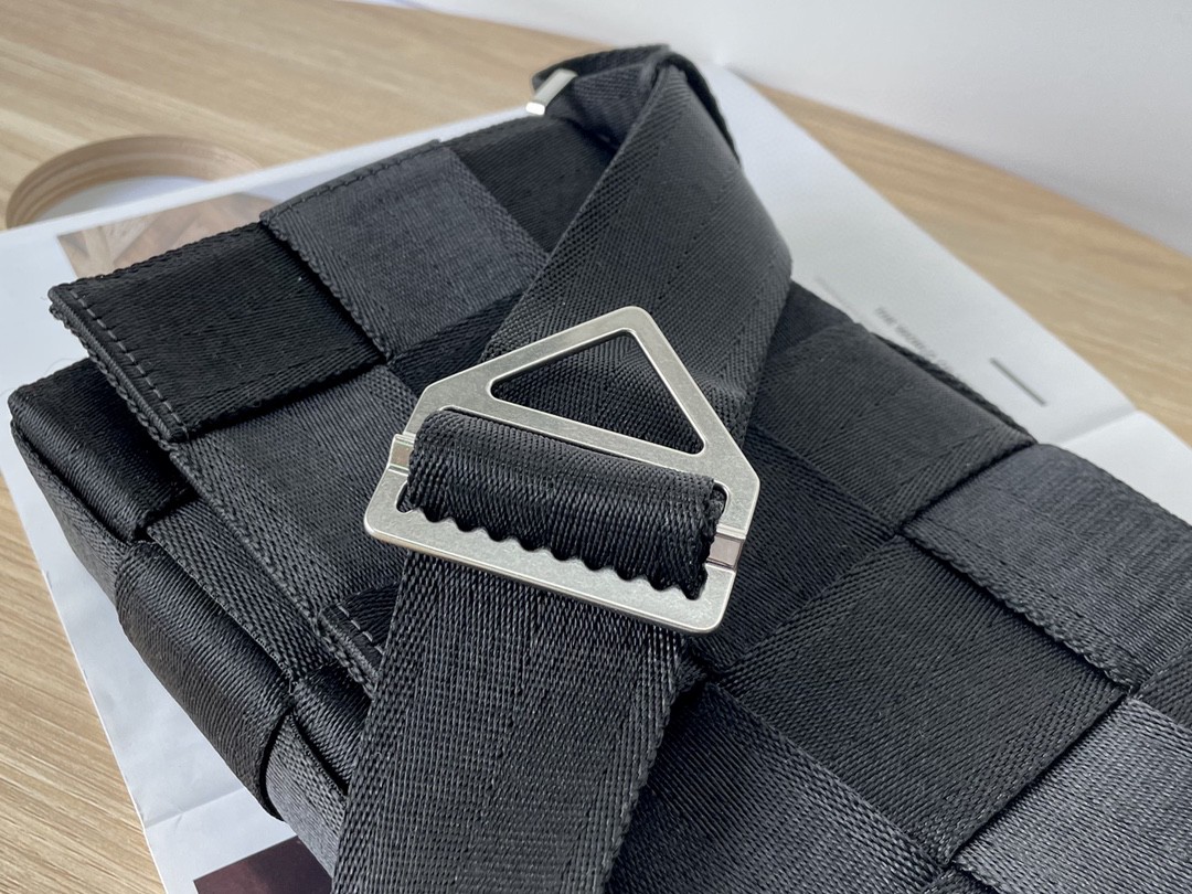 bo*te*ga Ve*ne*ta webbing bag