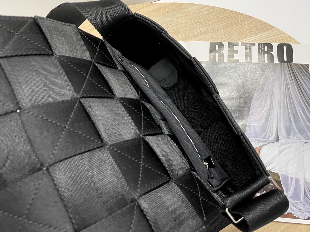 bo*te*ga Ve*ne*ta webbing bag