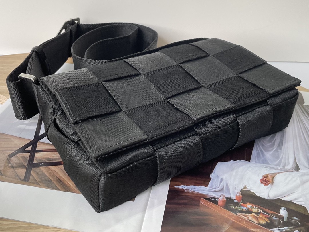 bo*te*ga Ve*ne*ta webbing bag