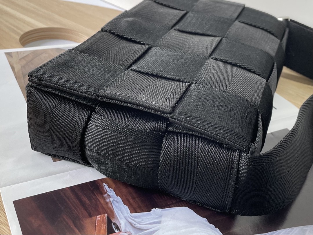 bo*te*ga Ve*ne*ta webbing bag
