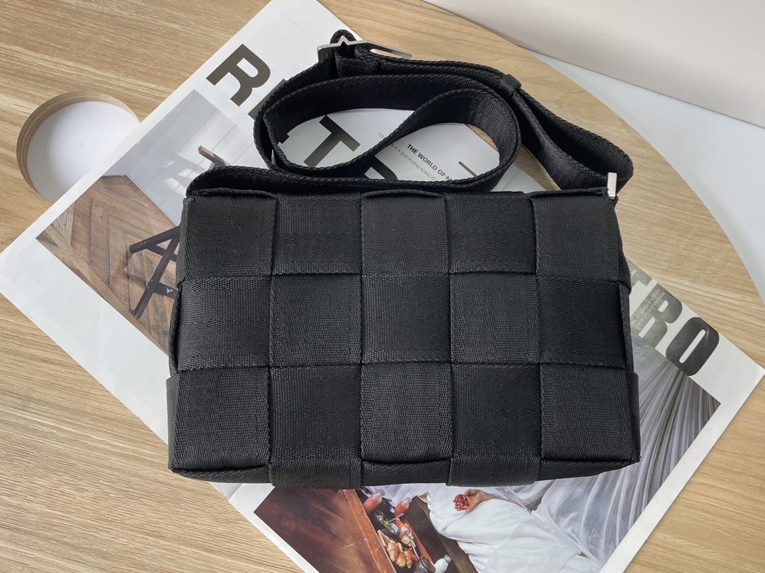 bo*te*ga Ve*ne*ta webbing bag