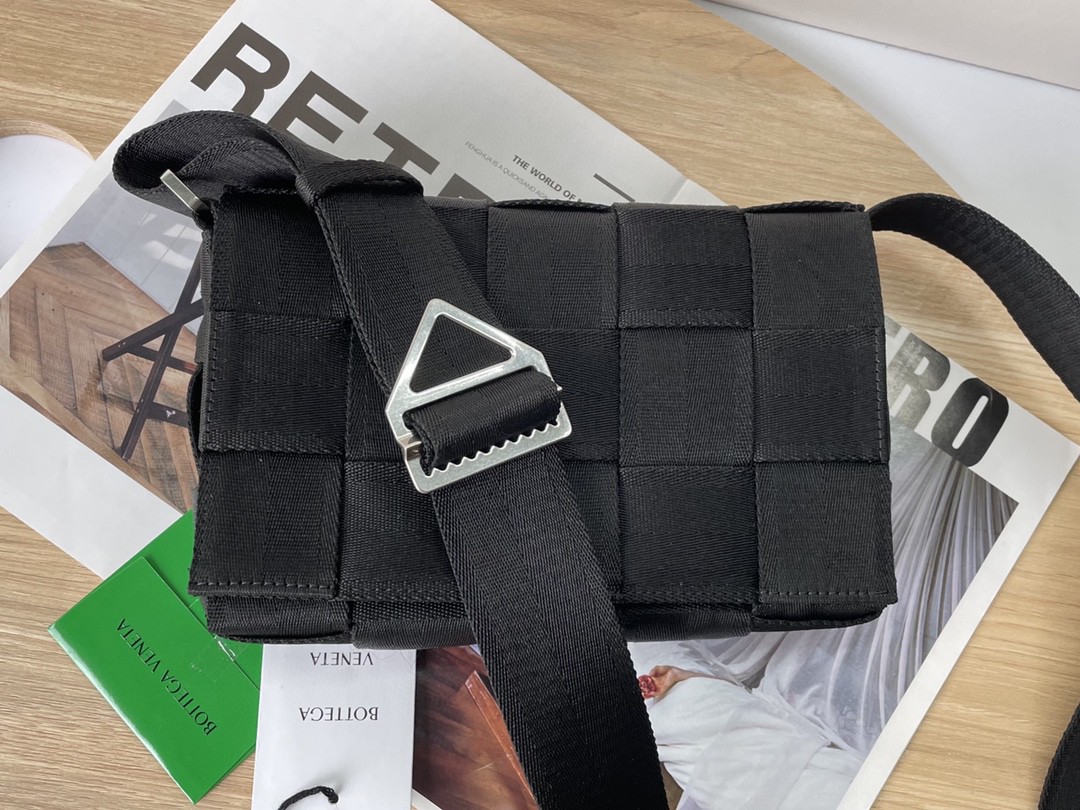 bo*te*ga Ve*ne*ta webbing bag