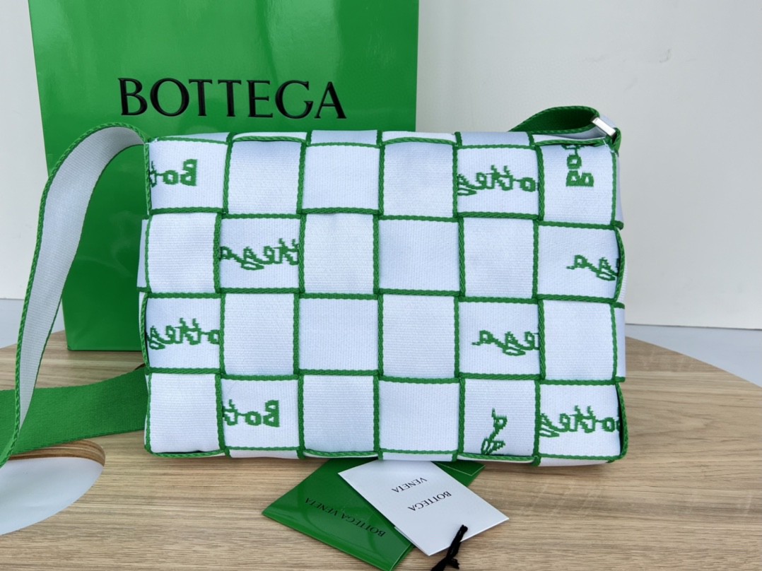 bo*te*ga Ve*ne*ta webbing
