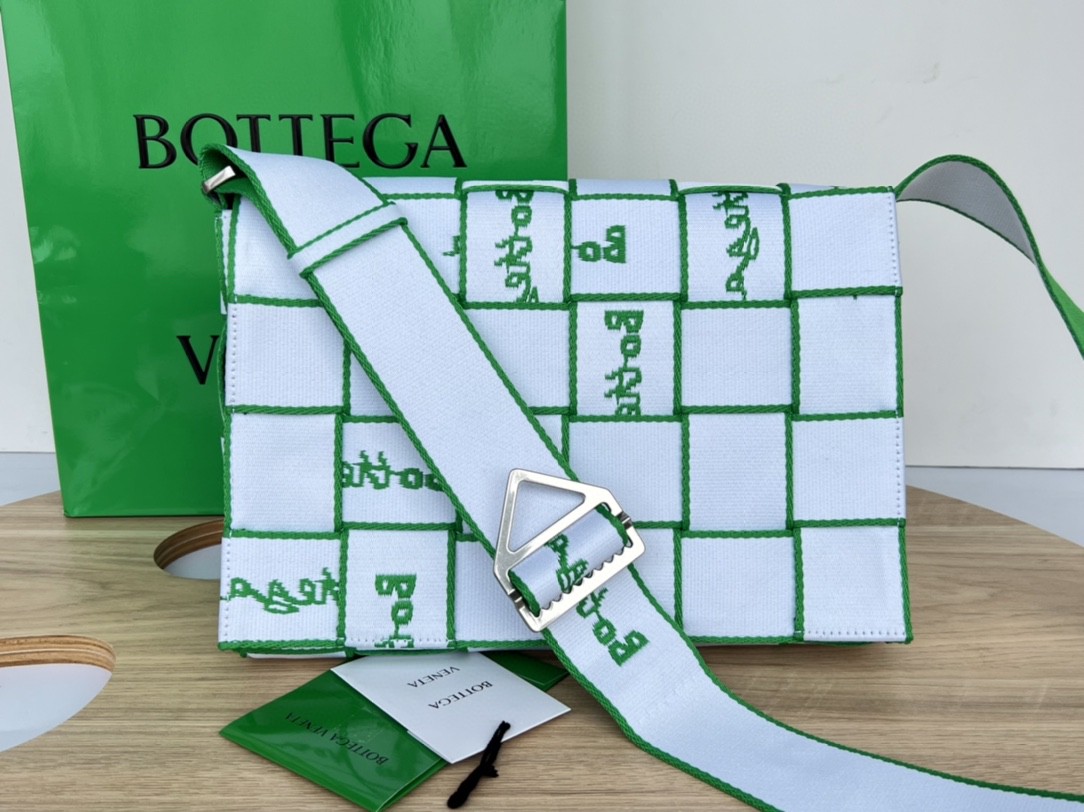 bo*te*ga Ve*ne*ta webbing