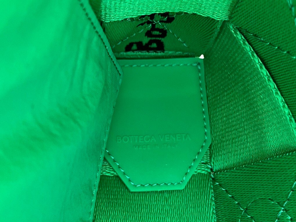 bo*te*ga Ve*ne*ta webbing