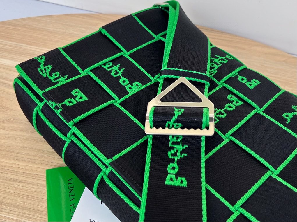 bo*te*ga Ve*ne*ta webbing