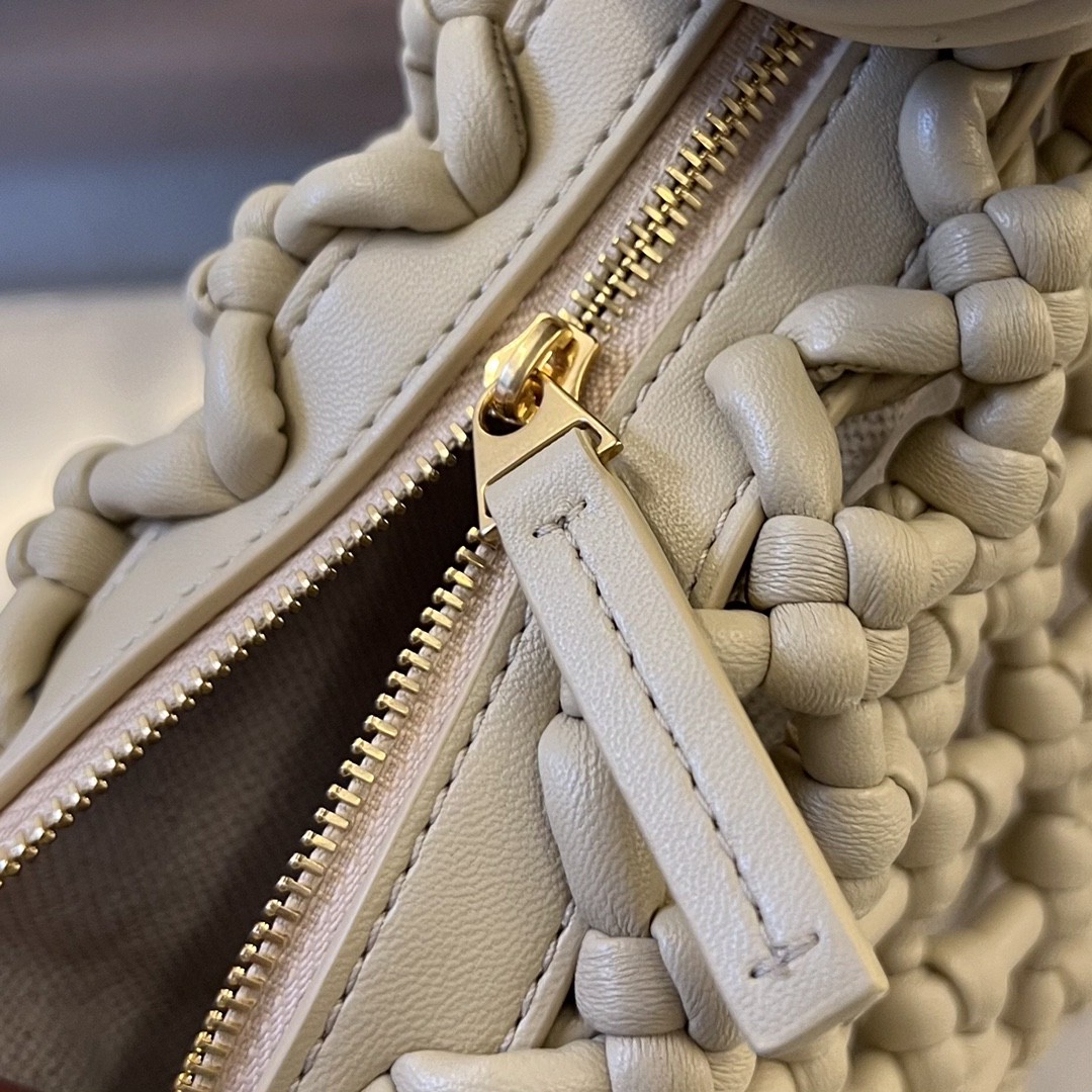 bo*te*ga Ve*ne*ta bv double knot top handle bag