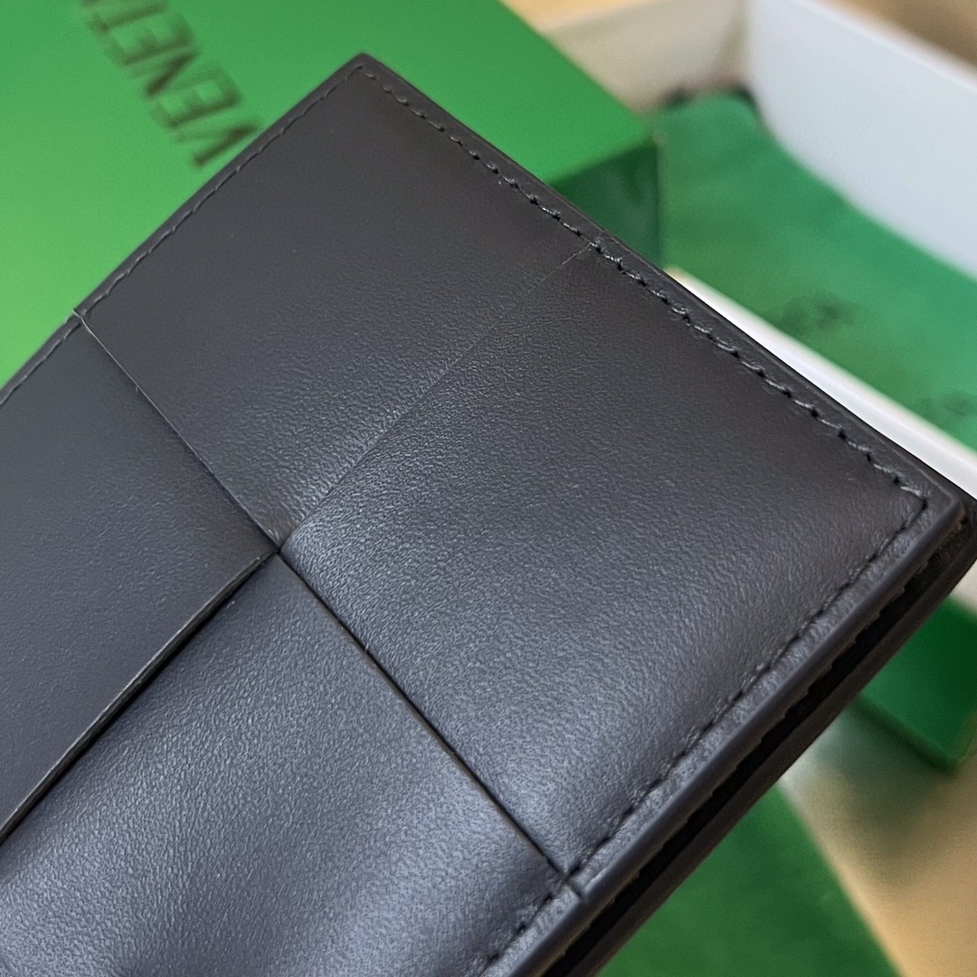 bo*te*ga Ve*ne*ta bv cassette bi-fold wallet