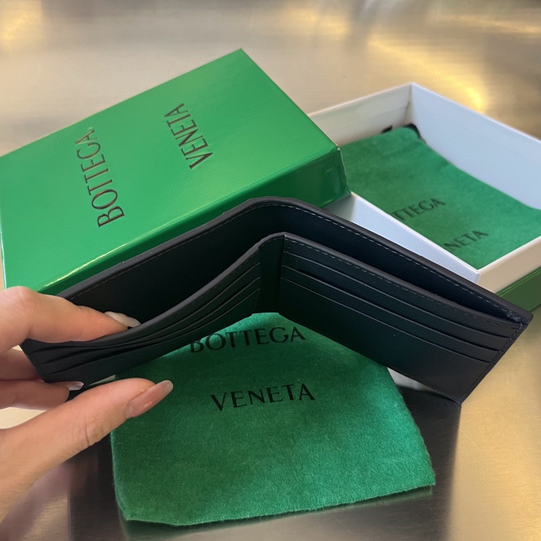 bo*te*ga Ve*ne*ta bv cassette bi-fold wallet