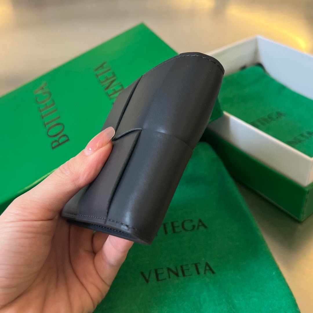 bo*te*ga Ve*ne*ta bv cassette bi-fold wallet