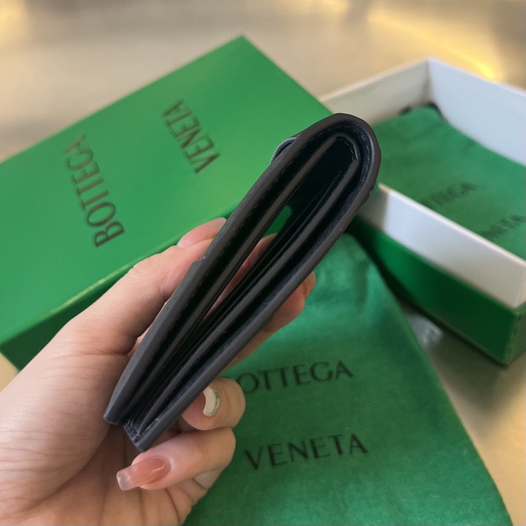 bo*te*ga Ve*ne*ta bv cassette bi-fold wallet