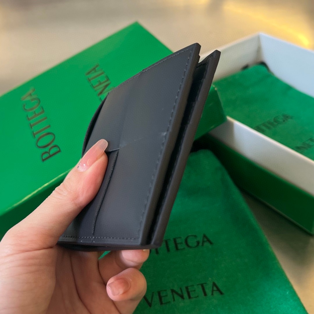 bo*te*ga Ve*ne*ta bv cassette bi-fold wallet