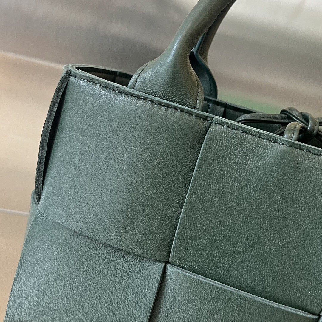 bo*te*ga Ve*ne*ta bv candy arco tote bag