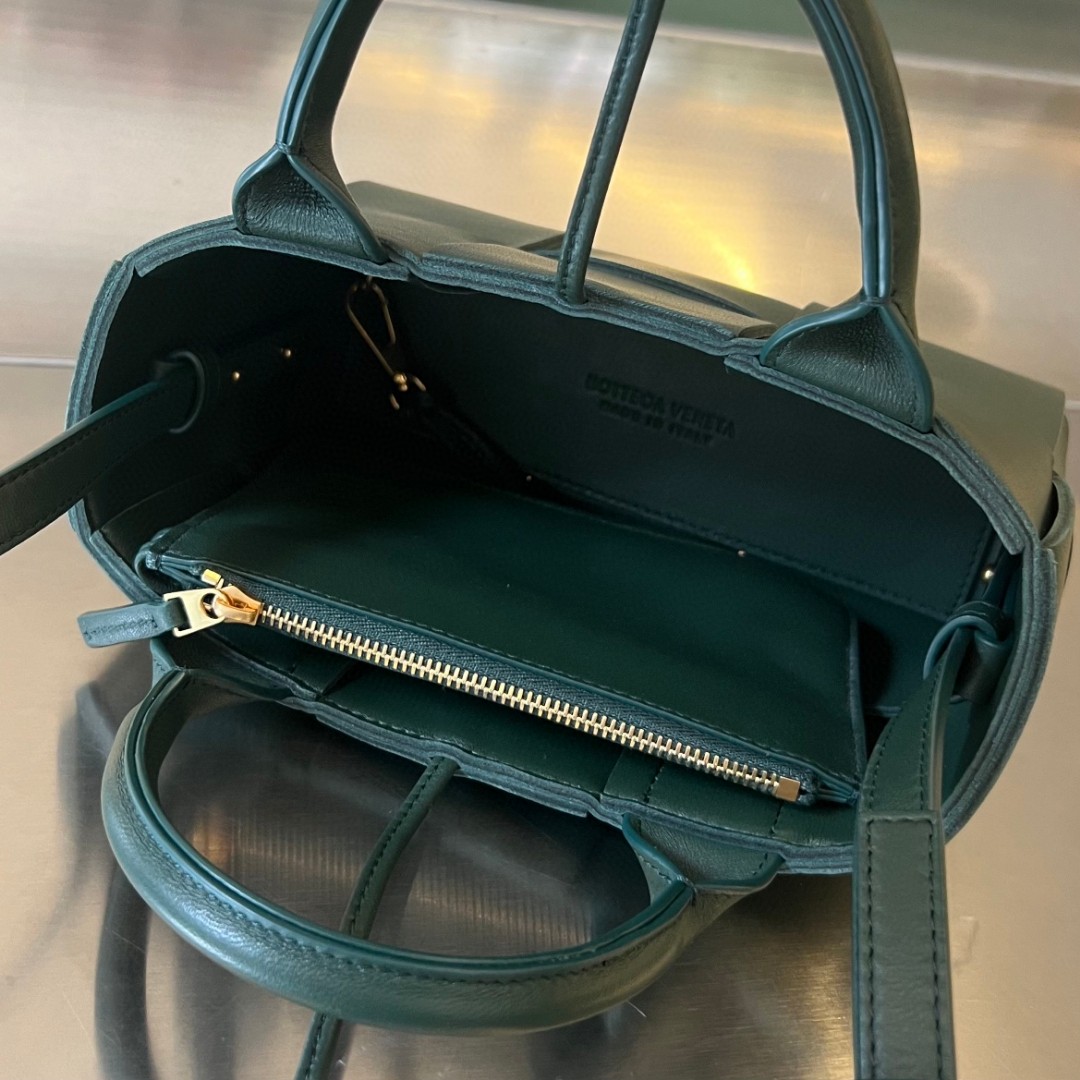 bo*te*ga Ve*ne*ta bv candy arco tote bag