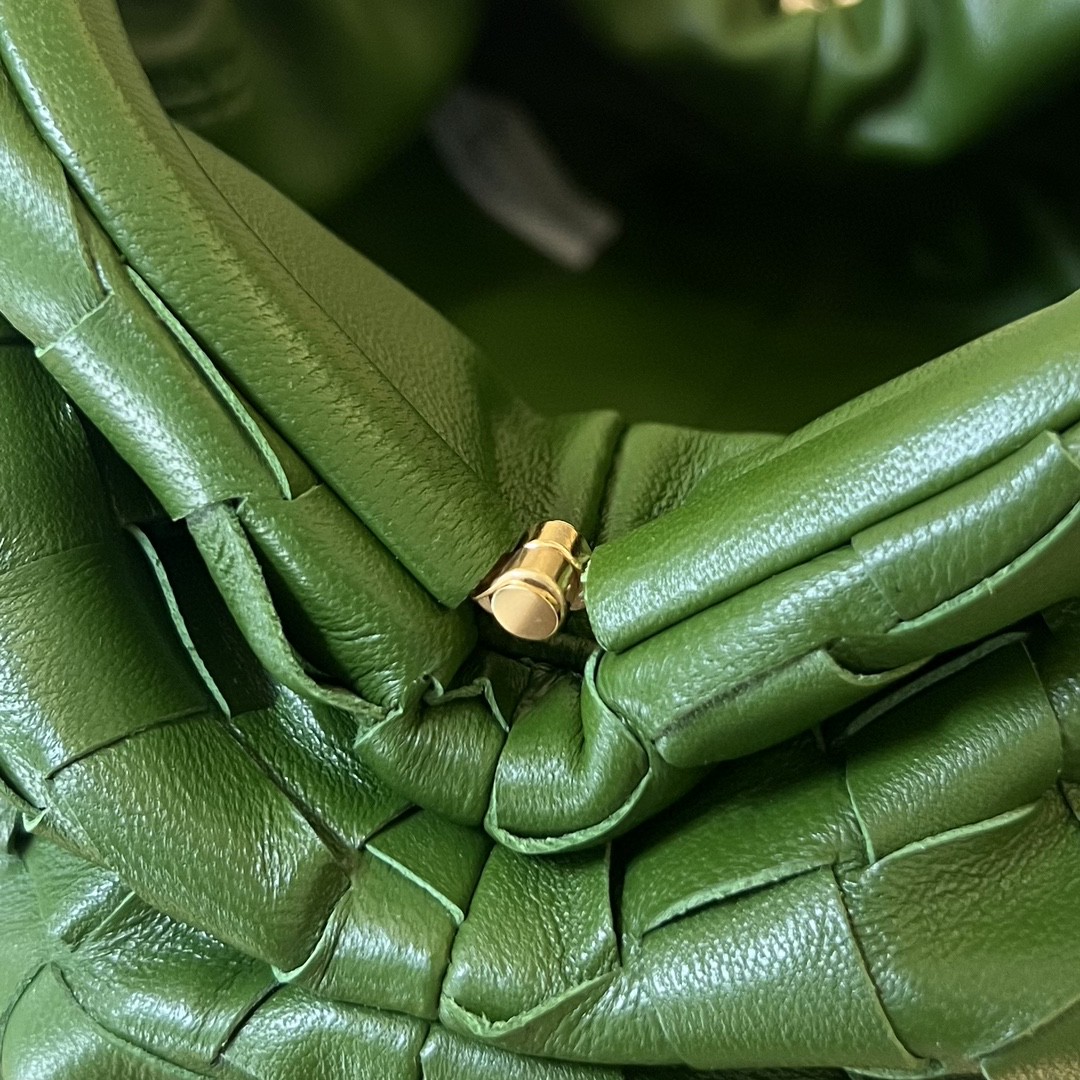 bo*te*ga Ve*ne*ta mini pouch