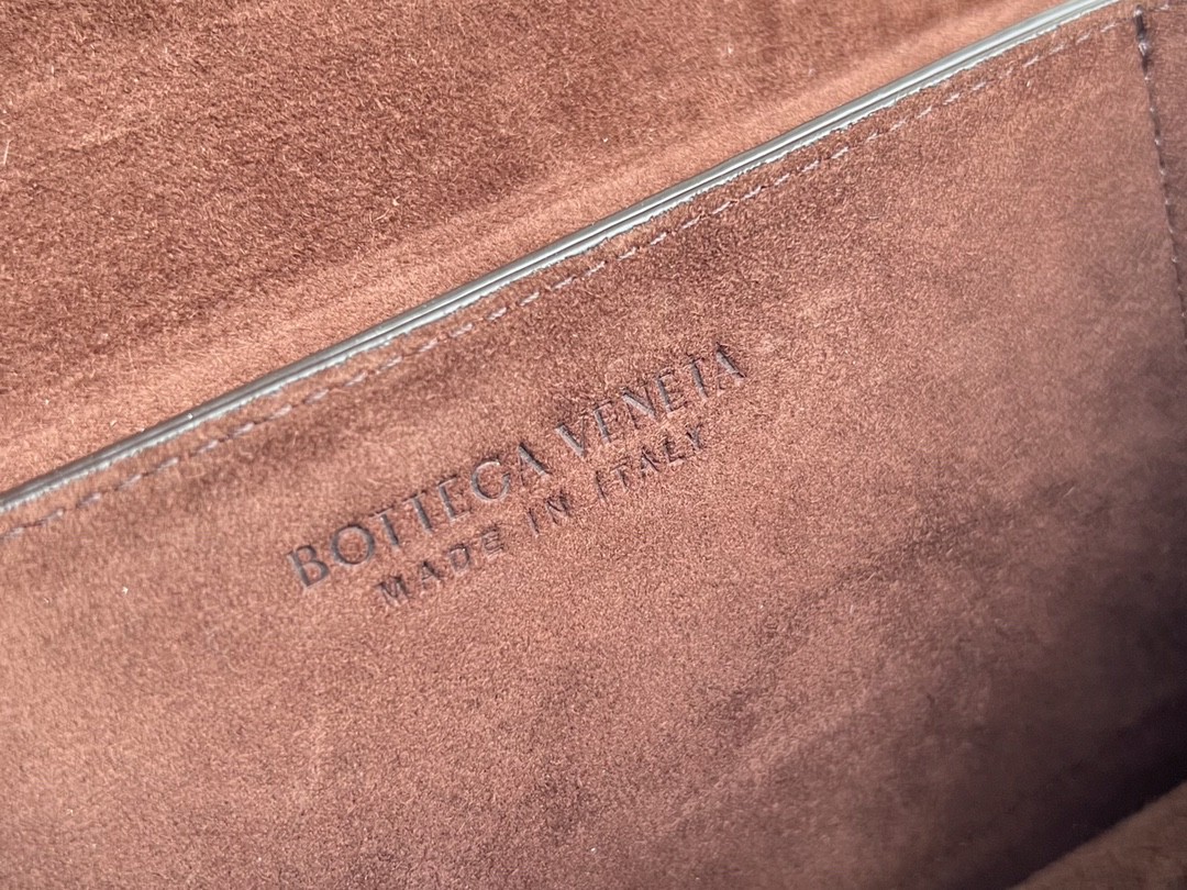 bo*te*ga Ve*ne*ta classic bag