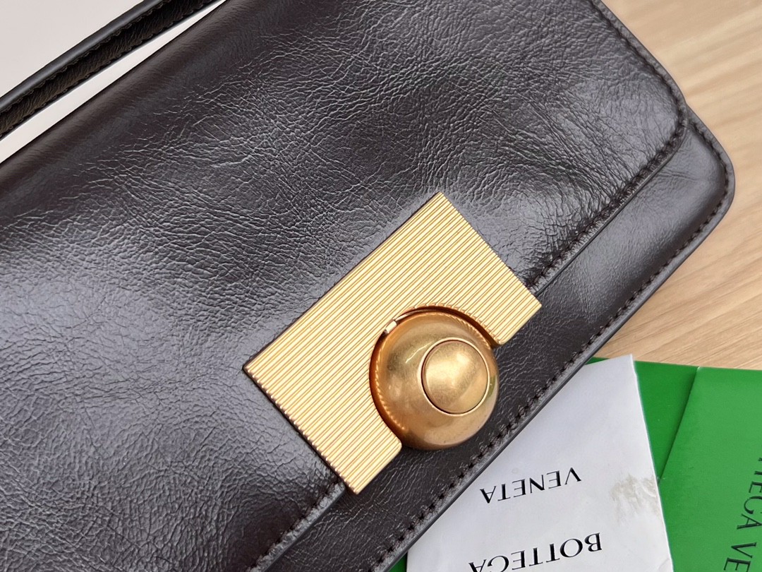 bo*te*ga Ve*ne*ta classic bag