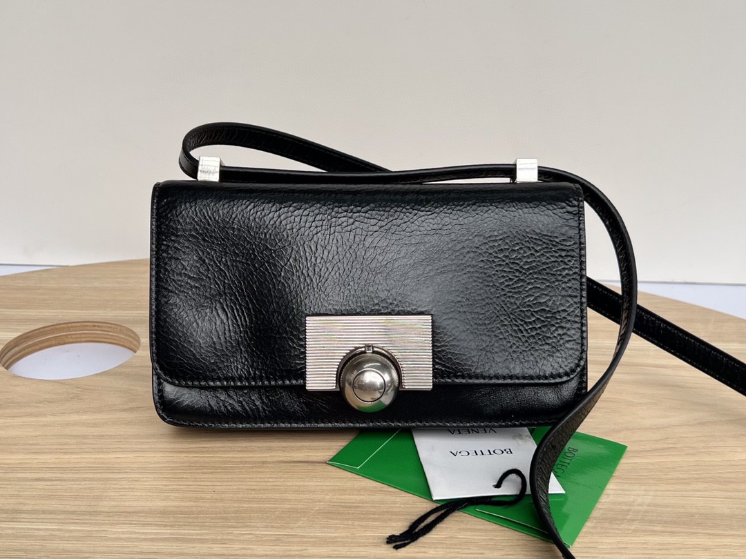 bo*te*ga Ve*ne*ta classic bag