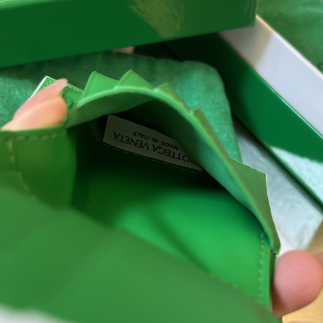 bo*te*ga Ve*ne*ta intrecciato bi-fold wallet