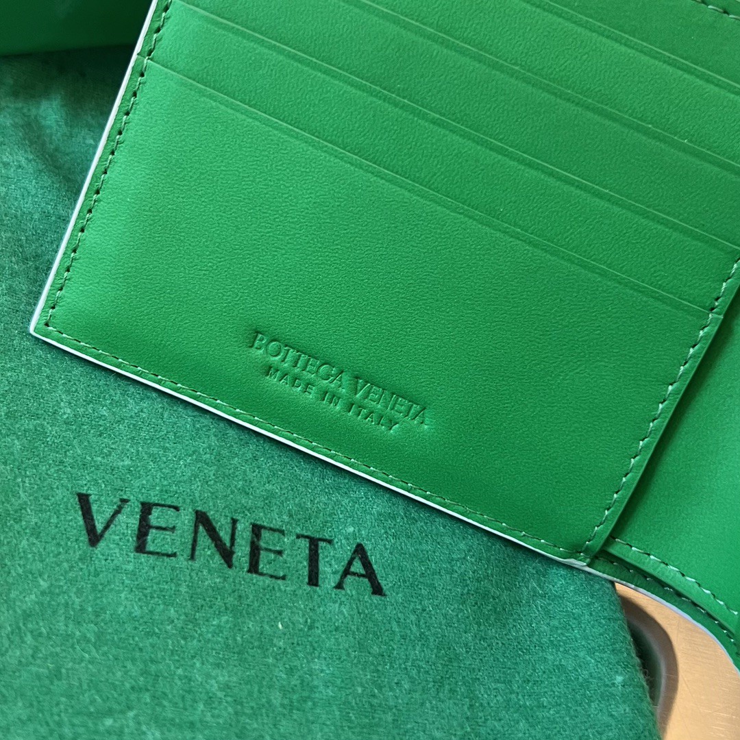 bo*te*ga Ve*ne*ta intrecciato bi-fold wallet